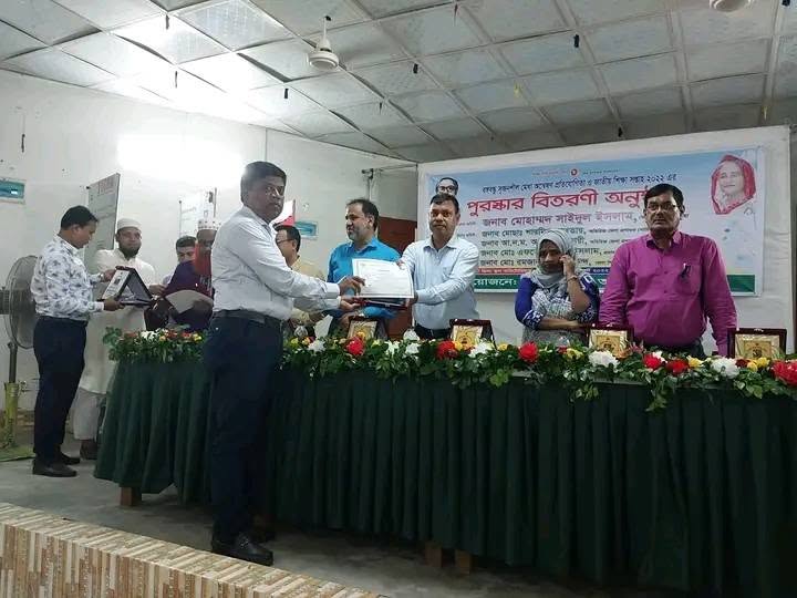 কুষ্টিয়া জেলার শ্রেষ্ঠ কলেজ প্রধান অধ্যক্ষ ছাদিকুজ্জামান খাঁন সুমন'কে সনদপত্র ও সম্মাননা প্রদান
